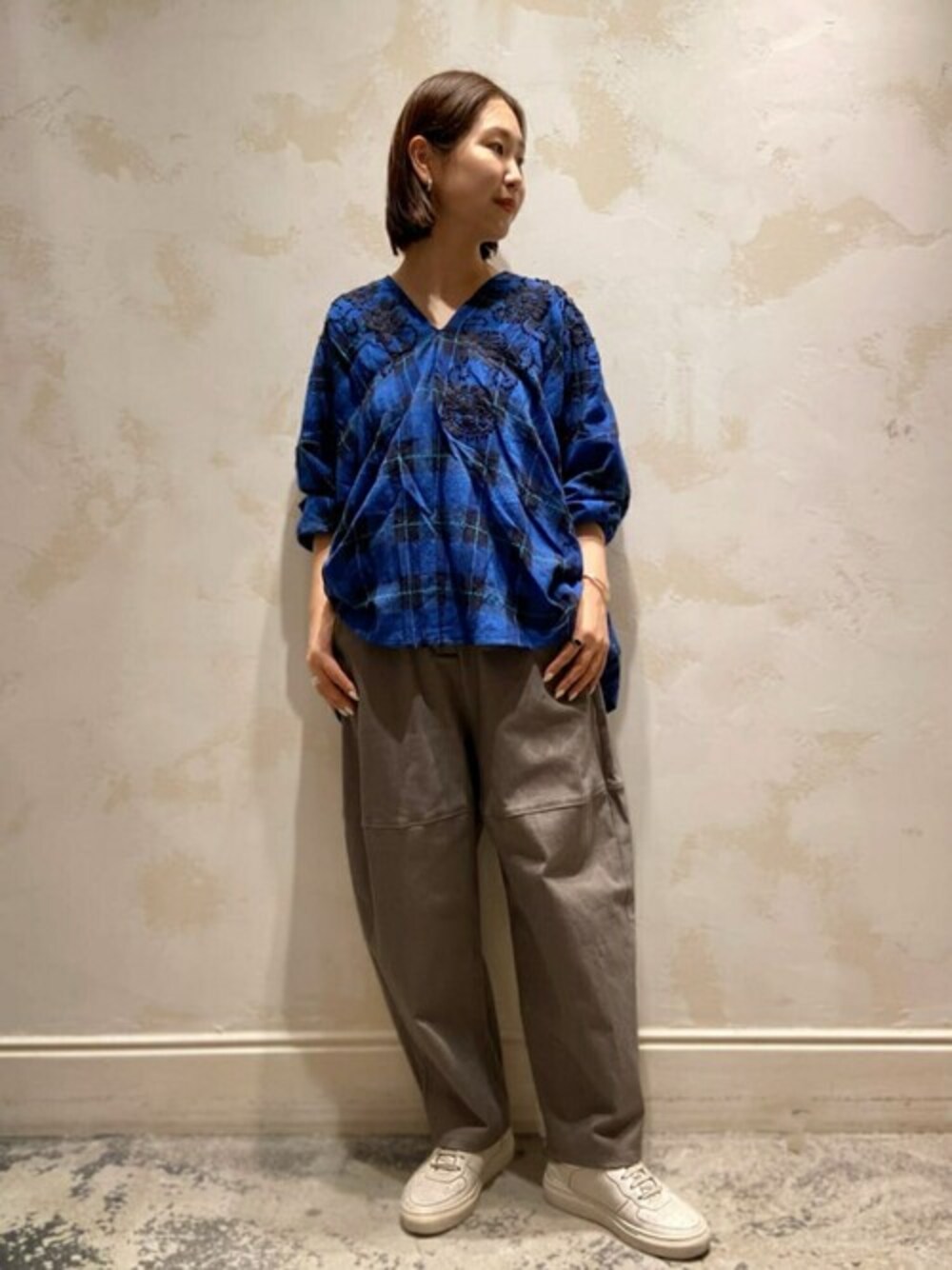 ブルー系のシャツ/ブラウス、グレー系のその他パンツを着用したレディースの秋コーディネートの1枚目の写真