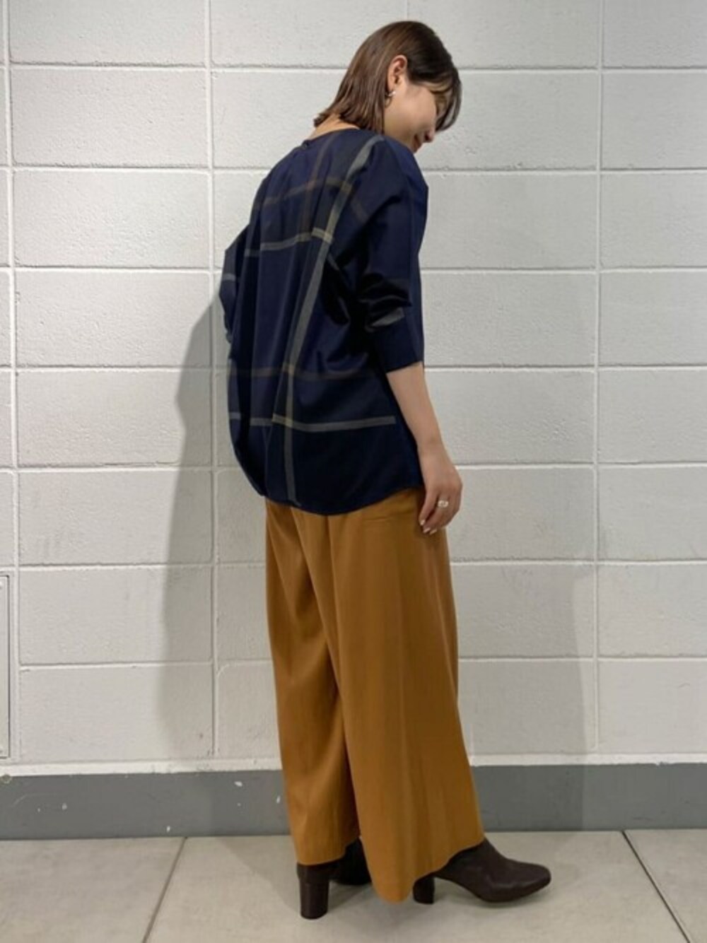 ブルー系のTシャツ/カットソー、イエロー系のその他パンツ、ブラウン系のその他シューズを着用したレディースの秋コーディネートの1枚目の写真