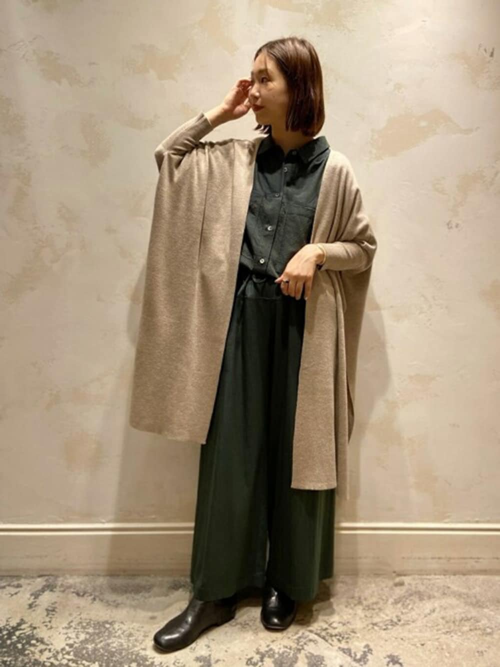 「カーディガン、ビッグシルエット、シンプル、ベージュ、カーキ、休日スタイル、サテンパンツ、ゆったりコーデ、秋コーデ、秋服準備はじめました」｜「BEARDSLEYのヒラヒラロングカーデ（カーディガン/ボレロ、ベージュ系）」を使った、hayashiさん（レディース・155cm）の秋コーディネートの1枚目の写真