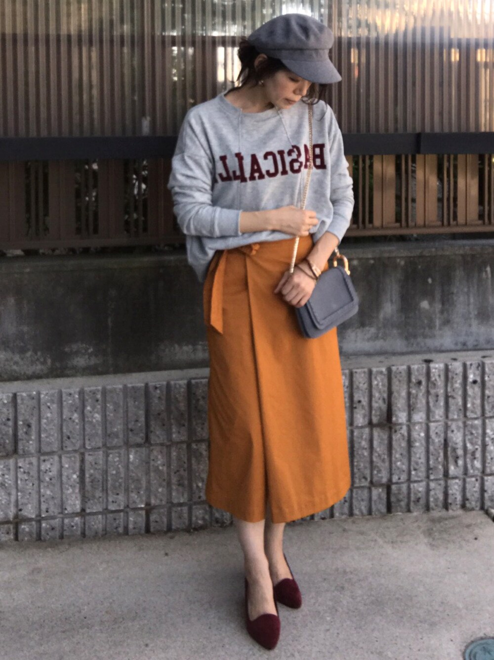 「GUのアイテム（キャスケット、グレー系）」を使った、hitoponさん（レディース・160cm）の秋コーディネートの1枚目の写真
