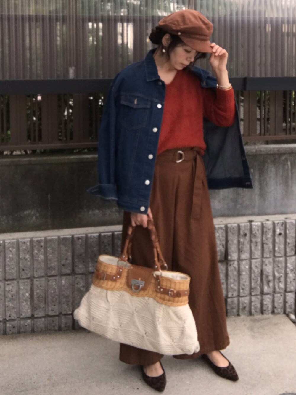 「no brandのアイテム（キャスケット、ブラウン系）」を使った、hitoponさん（レディース・160cm）の秋コーディネートの1枚目の写真