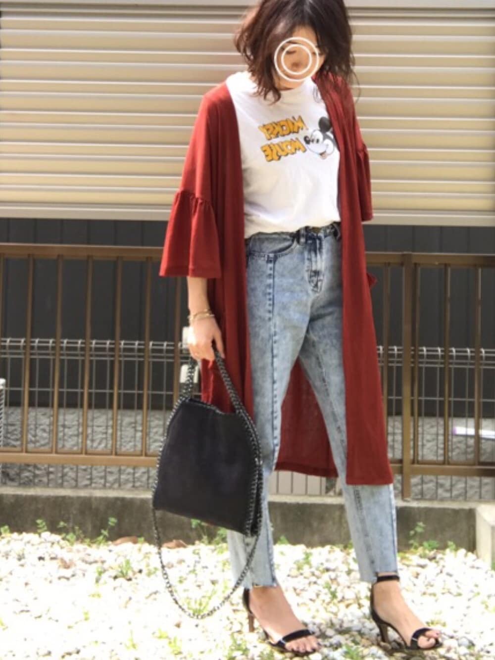 ホワイト系のTシャツ/カットソー、ブラウン系のジャケット/アウター、ブルー系のデニムパンツを着用したレディースの春コーディネートの1枚目の写真