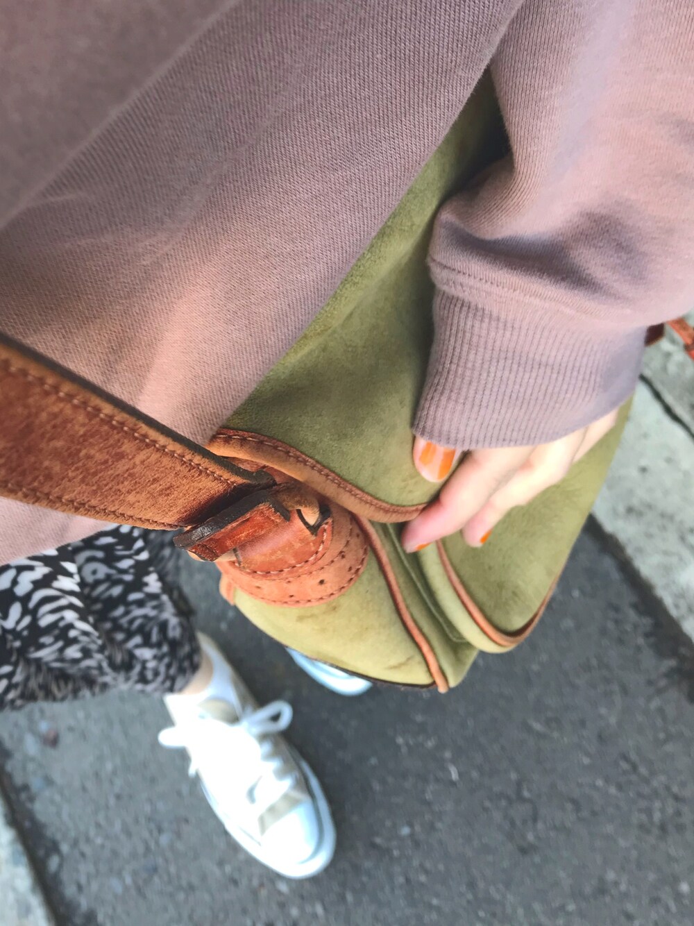 「秋のコーデ、GU、オトナカジュアル、シンプル、おしゃれさんと繋がりたい、スニーカー、ootd、プチプラコーデ、秋色、プリーツスカート」｜「GUのアイテム（スウェット、ピンク系）」を使った、coco.  さん（レディース・162cm）の秋コーディネートの1枚目の写真