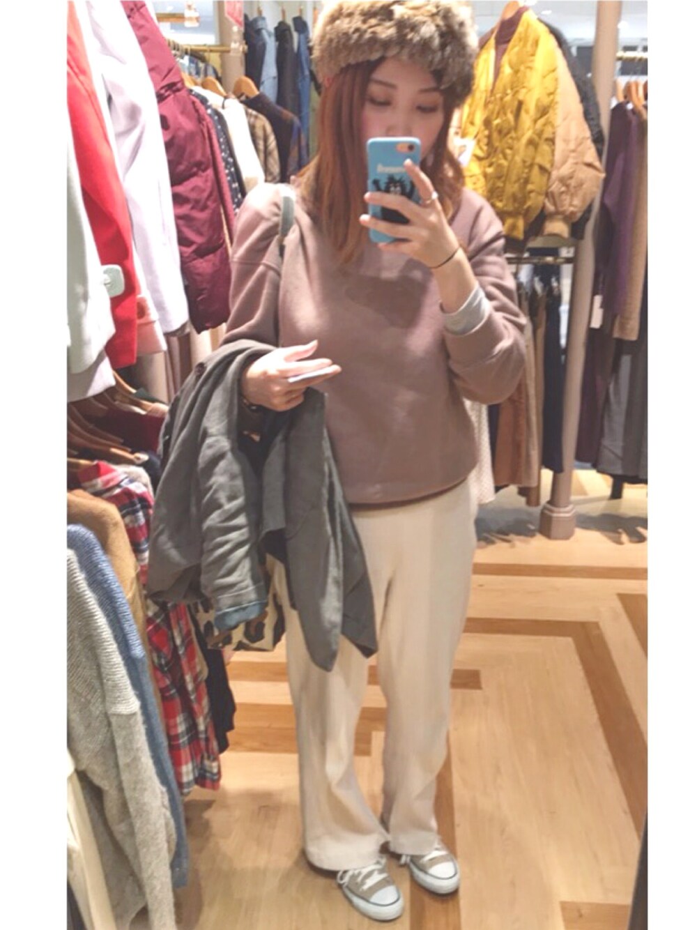 「冬コーデ、今日のコーデ、パンツスタイル、オトナカジュアル、おしゃれさんと繋がりたい、ootd、ブラウンコーデ、スウェット、年末WEAR感謝祭、ベージュ」｜「GUのアイテム（スウェット、ピンク系）」を使った、coco.  さん（レディース・162cm）の冬コーディネートの1枚目の写真