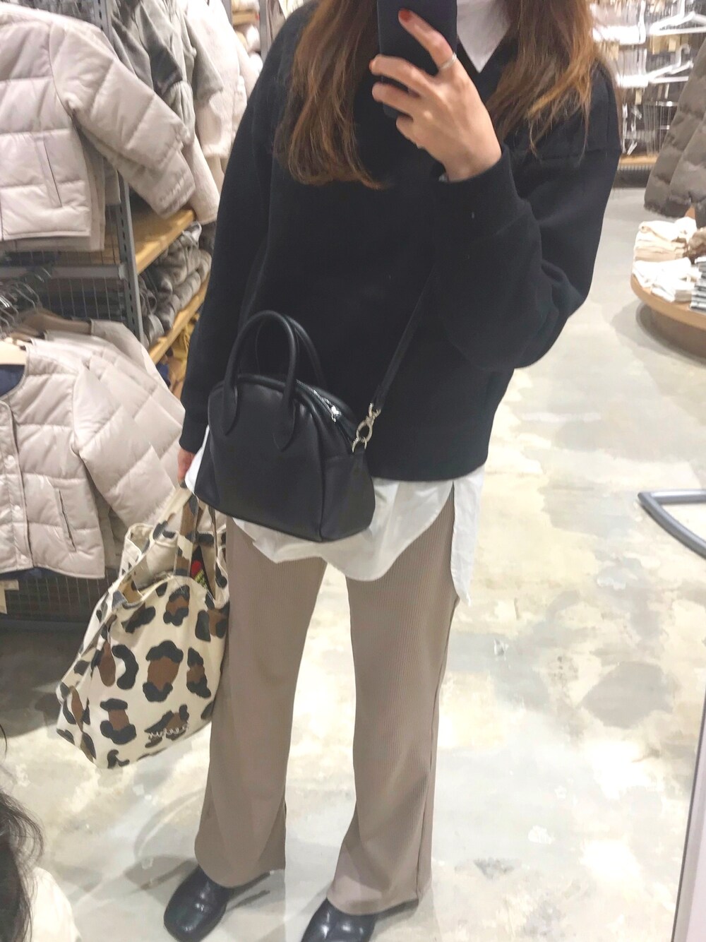 「大人カジュアル、休日スタイル、ootd、冬、プチプラ、ブーツ、韓国ファッション、ブーツスタイル、ボストンバッグ」｜「UNIQLOのアイテム（スウェット、ブラック系）」を使った、coco.  さん（レディース・162cm）の冬コーディネートの1枚目の写真