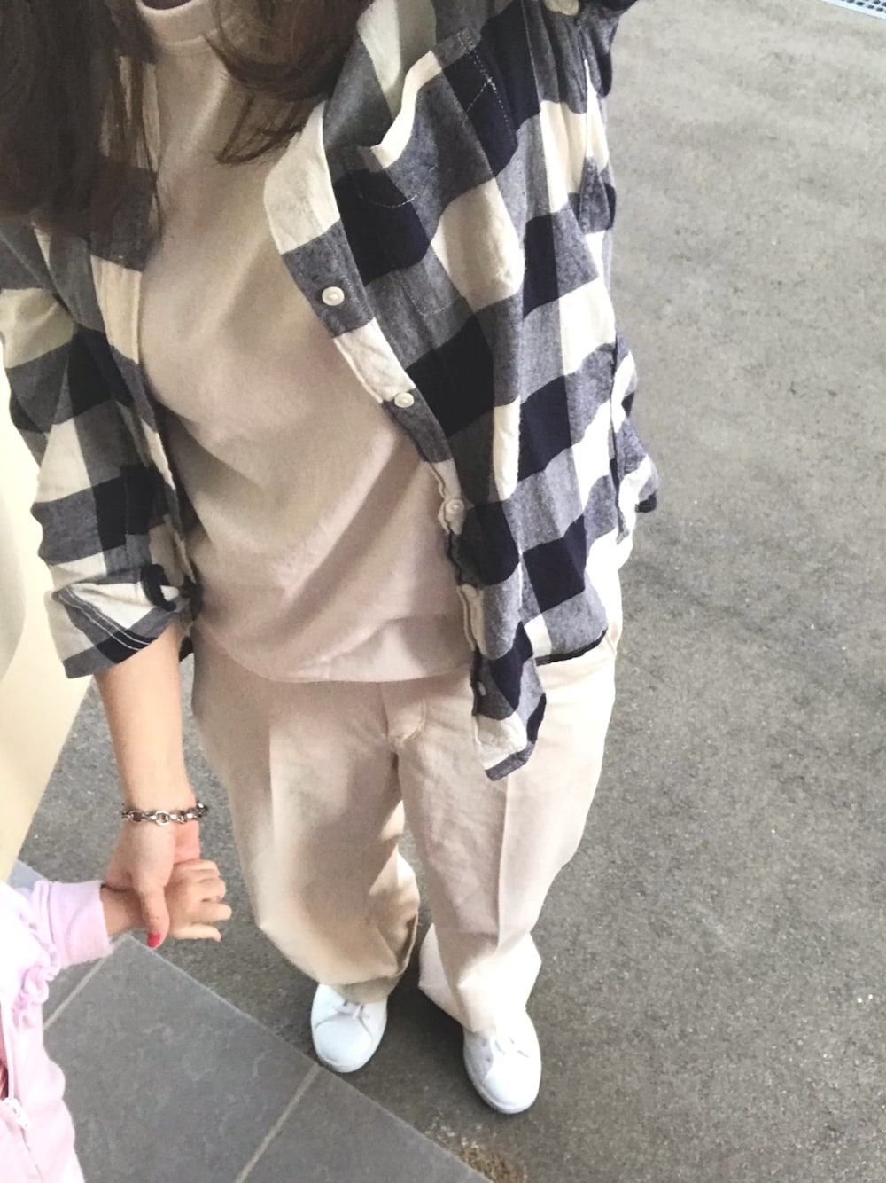 「UNIQLO、大人カジュアル、カジュアルコーデ、プチプラコーデ、春夏コーデ、おしゃれさんと繋がりたい、シンプル、ママコーデ、ベージュ、ベージュコーデ」｜「UNIQLOのアイテム（シャツ/ブラウス、ブラック系）」を使った、coco.  さん（レディース・162cm）の春コーディネートの1枚目の写真