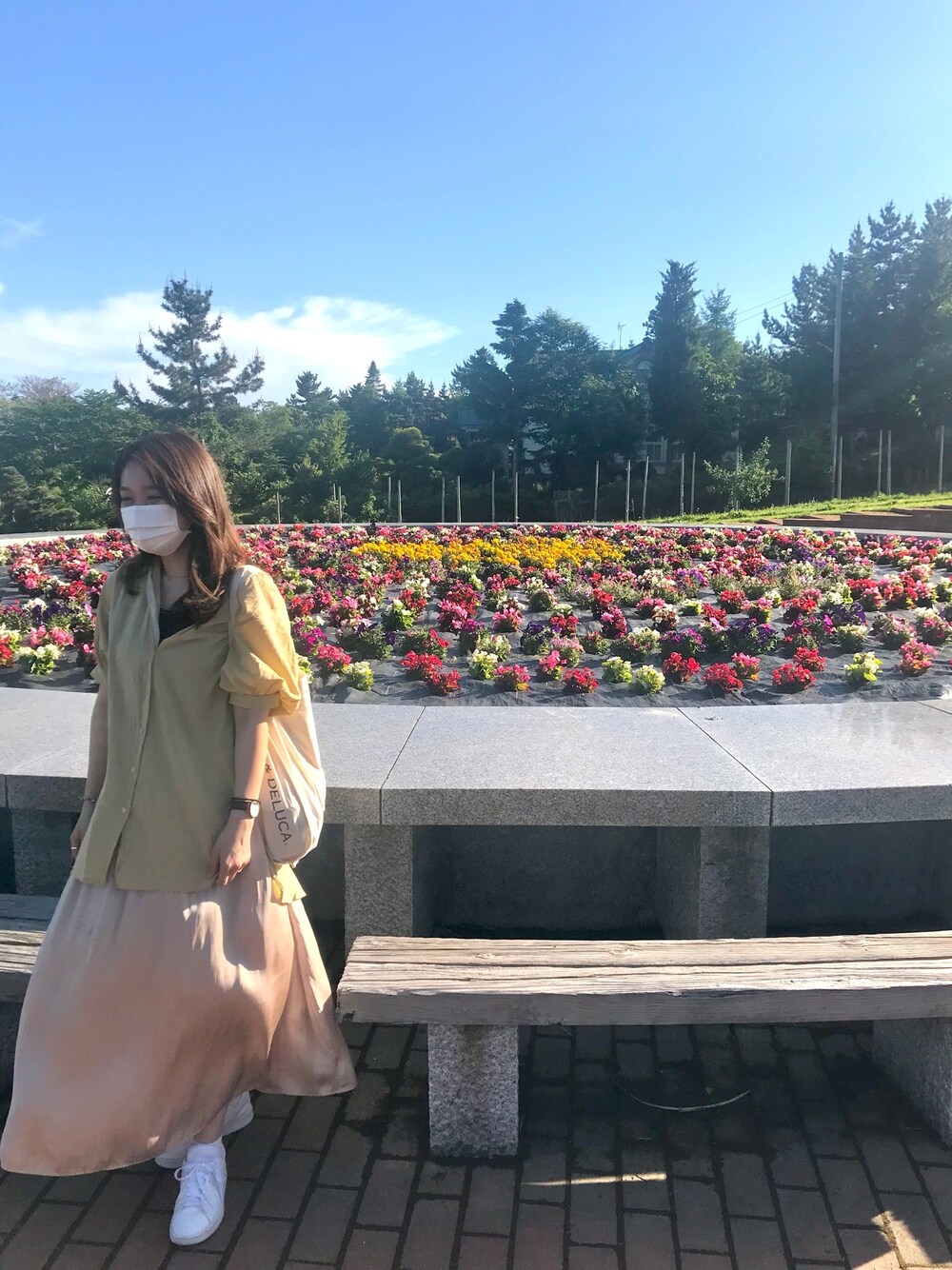 「夏コーデ、シンプル、おしゃれさんと繋がりたい、プチプラ、ラフ、白スニーカー、大人カジュアル、ロングスカート、オトナ女子、カジュアルガーリー」｜「RETRO GIRLのバックリボンスリット半袖ブラウス（シャツ/ブラウス、イエロー系）」を使った、coco.  さん（レディース・162cm）の夏コーディネートの1枚目の写真