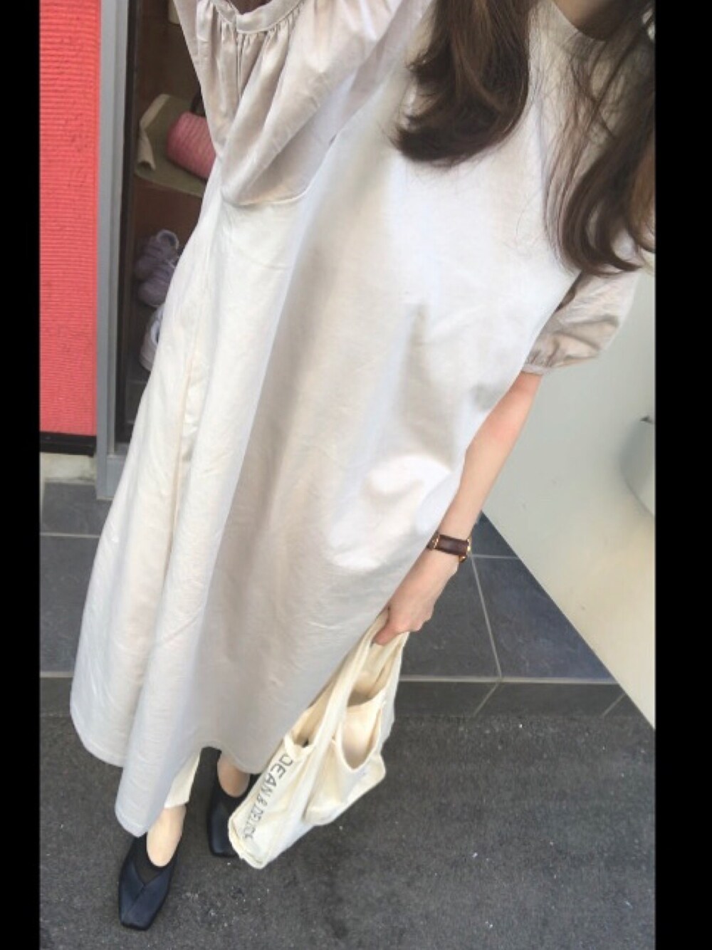 「夏、ootd、大人かわいい、淡色コーデ、ワンピーススタイル、オトナカジュアル、リラックススタイル」｜「GUのアイテム（ワンピース/ドレス、ベージュ系）」を使った、coco.  さん（レディース・162cm）の夏コーディネートの1枚目の写真