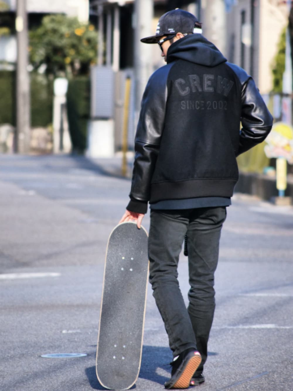 ブラック系のパンツ、ブラック系のスニーカー、ブラック系のスタジャンを着用したメンズの冬コーディネートの1枚目の写真