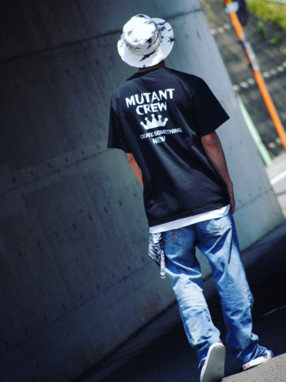 ブラック系のTシャツ/カットソー、ホワイト系のTシャツ/カットソー、ブルー系のデニムパンツを着用したメンズの夏コーディネートの1枚目の写真