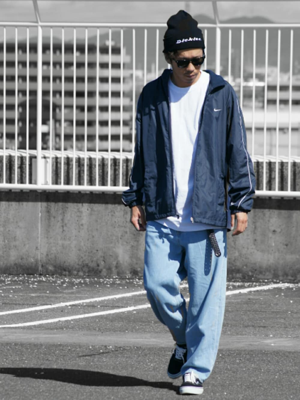 ホワイト系のTシャツ/カットソー、ブルー系のデニムパンツ、ブラック系のスニーカーを着用したメンズの秋コーディネートの1枚目の写真