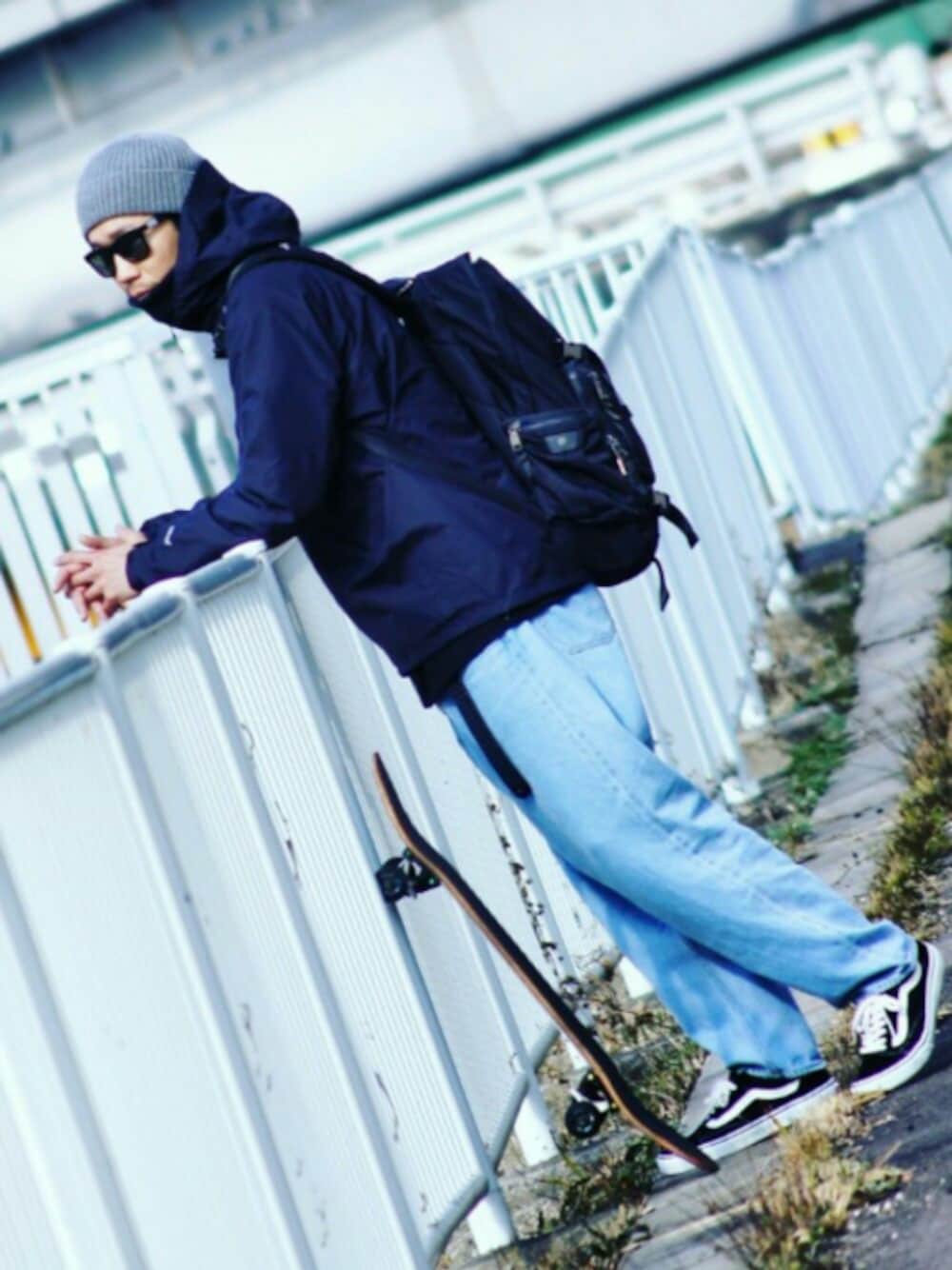「マウンテンパーカー、バックパック、スケータースタイル、ワイドパンツ、ミラーサングラス、VANS、オールドスクール、オーバーサイズ、ニット帽、黒リュック」｜「THE NORTH FACEのザ・ノース・フェイス メンズゴアテックスマウンテンジャケット / クライムライトジャケット（マウンテンパーカー、ブラック系）」を使った、SO®さん（メンズ・178cm）の冬コーディネートの1枚目の写真