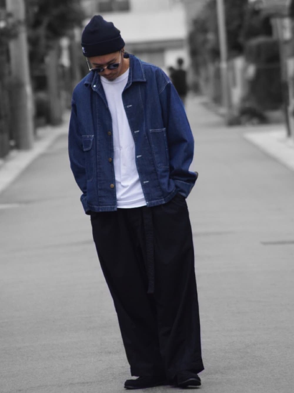 「デニムジャケット、白Tシャツ、ニット帽、サングラス、ワイドパンツ、スラックス、バギーパンツ、ローファー、ビッグシルエット」｜「Starting Overのビッグシルエット デニム/ツイル ステッチ ポケットカバーオール（デニムジャケット、ブルー系）」を使った、SO®さん（メンズ・178cm）の秋コーディネートの1枚目の写真