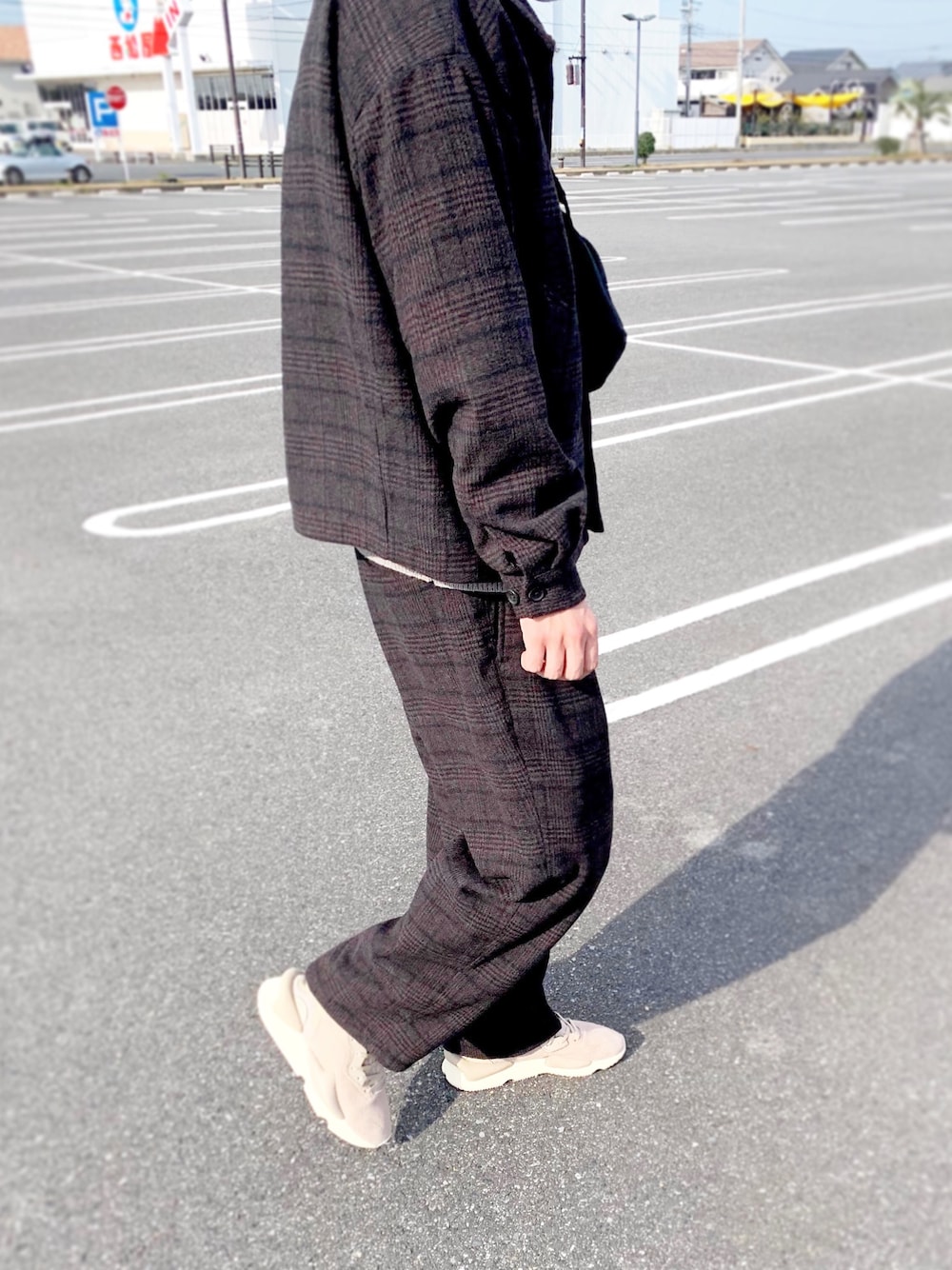 「休日コーデ、Junred、セットアップ、セットアップスタイル、茶色コーデ、ベージュコーデ、2月、Y-3、スポッチャ、楽チンコーデ」｜「JUNREDの【セットアップ対応】ツイーディーチェックショートブルゾン（ブルゾン、ブラウン系）」を使った、くるえらさん（メンズ・172cm）の冬コーディネートの1枚目の写真