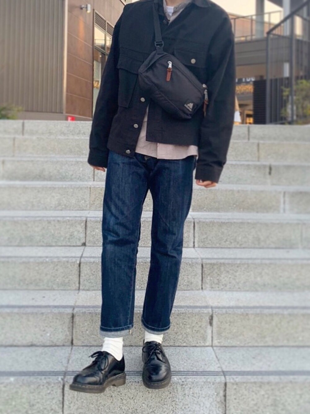 「春、デニムジャケット、デニムパンツ、Dr.Martens、GUコーデ、ユニクロコーデ、ショルダーバッグ、白ソックス、ノーカラーシャツ、大人カジュアル」｜「UNIQLOのアイテム（デニムパンツ、ブルー系）」を使った、くるえらさん（メンズ・172cm）の冬コーディネートの1枚目の写真