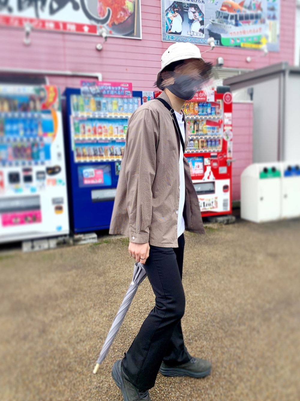 「これが私をアゲる服、ジャケットスタイル、フレアパンツ、厚底スニーカー、ベージュコーデ、バケットハット、雨の日コーデ、黒スニーカー、バケットハットコーデ、ベージュジャケット」｜「BEAUTY&YOUTH UNITED ARROWSのアイテム（ジャケット/アウター、ベージュ系）」を使った、くるえらさん（メンズ・172cm）の春コーディネートの1枚目の写真