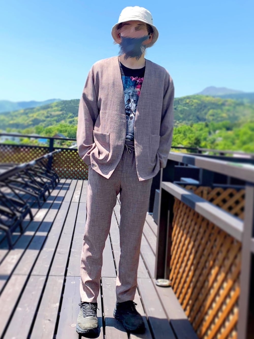 「セットアップスタイル、ベージュセットアップ、古着Tシャツ、柄Tシャツ、バケットハット、古着コーデ、古着MIX、リネンパンツ、リネンシャツ、黒Tシャツ」｜「INHERITのアイテム（スラックス、ベージュ系）」を使った、くるえらさん（メンズ・172cm）の夏コーディネートの1枚目の写真