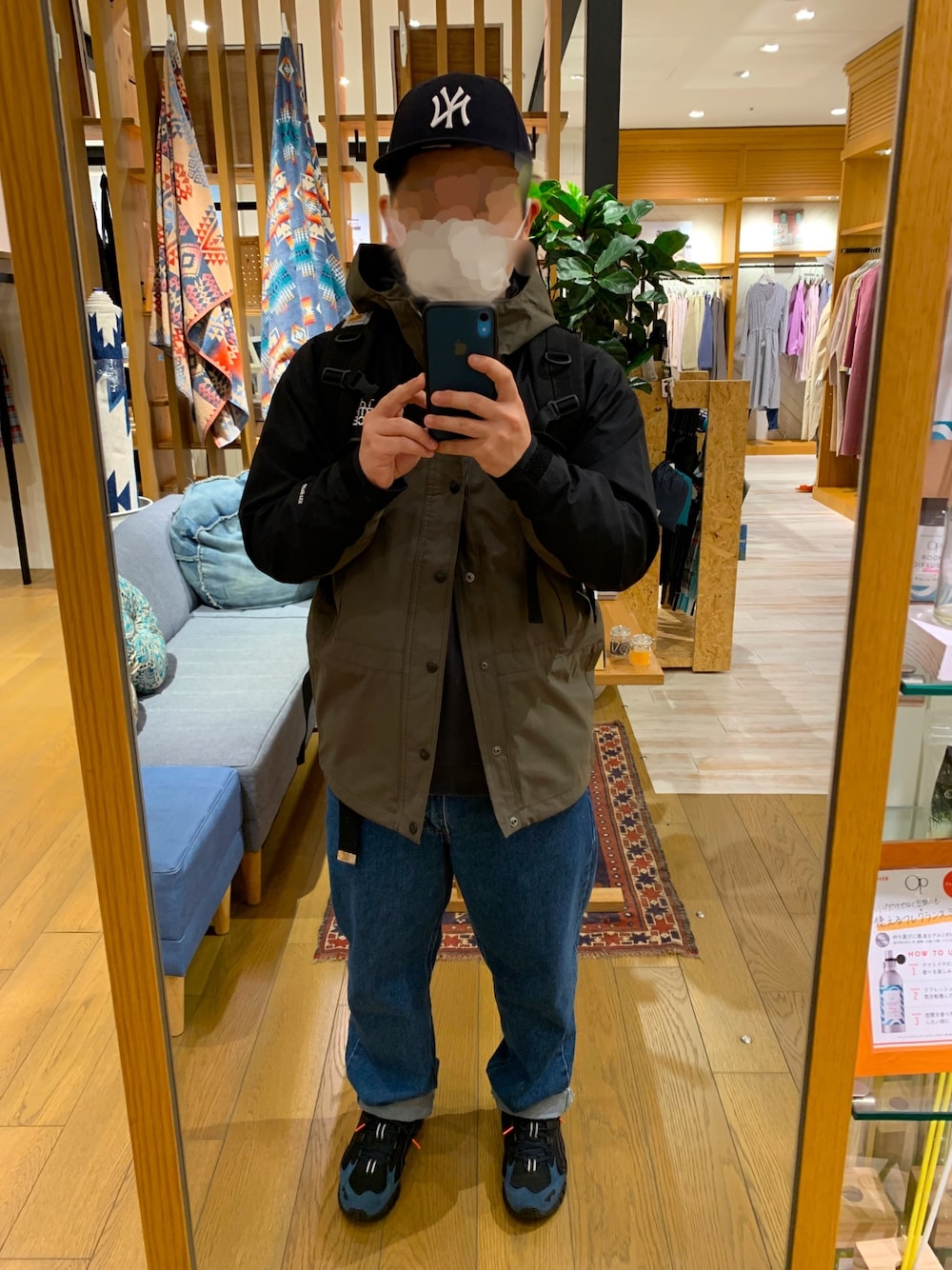 「ノースフェイス、マウンテンライトジャケット、ニューエラ キャップ、カーハート、asics sportstyle」｜「THE NORTH FACEのアイテム（マウンテンパーカー、ブラック系）」を使った、masamaxさん（メンズ・167cm）の冬コーディネートの1枚目の写真