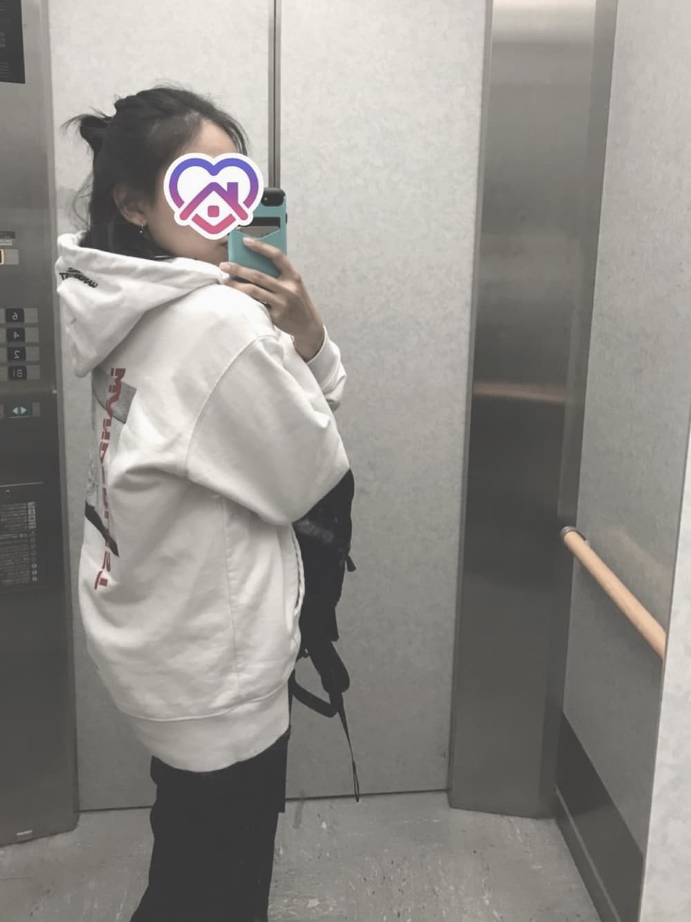 「カジュアル、シンプル、ootd、ゆるコーデ、いいね、save、フォローお願いします🤑」｜「ANDERSSON BELLのアイテム（パーカー、ホワイト系）」を使った、ちーくわさん（レディース・162cm）の夏コーディネートの1枚目の写真