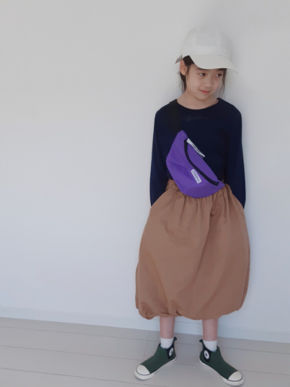 「バルーンスカート、春コーデ、スポーツミックス、ウエストポーチ、キッズコーデ、コンバース、おだんこヘアー、お団子ヘアー、小学生、キャップ女子」｜「CONVERSEのキッズ converse コンバース 16-22CHILD ALL STAR N SIDEGORE HI チャイルド オールスター N サイドゴア ハイ 32713254 KAHKI（スニーカー、グリーン系）」を使った、nemoさん（キッズ・135cm）の春コーディネートの1枚目の写真