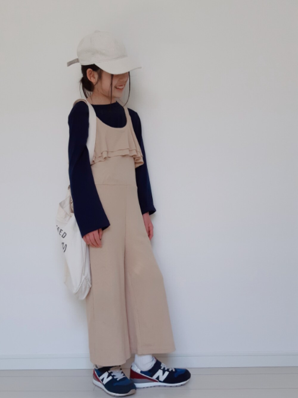「春コーデ、サロペット、スニーカー、キャップ女子、お団子ヘアー、おだんごヘアー、キッズコーデ、女の子、カジュアルコーデ、トートバッグ」｜「MARKEY'Sのアイテム（オールインワン・サロペット、ベージュ系）」を使った、nemoさん（キッズ・135cm）の春コーディネートの1枚目の写真