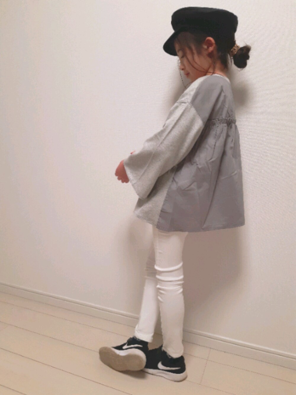 「LEE、春コーデ、NIKE、スニーカー、キャスケット、スキニーパンツ、お団子ヘアー、カジュアルコーデ、ホワイトパンツ、異素材」｜「apres les coursの/LEE　ママ後布帛ギャザーＴシャツ（Tシャツ/カットソー、グレー系）」を使った、nemoさん（キッズ・135cm）の春コーディネートの1枚目の写真