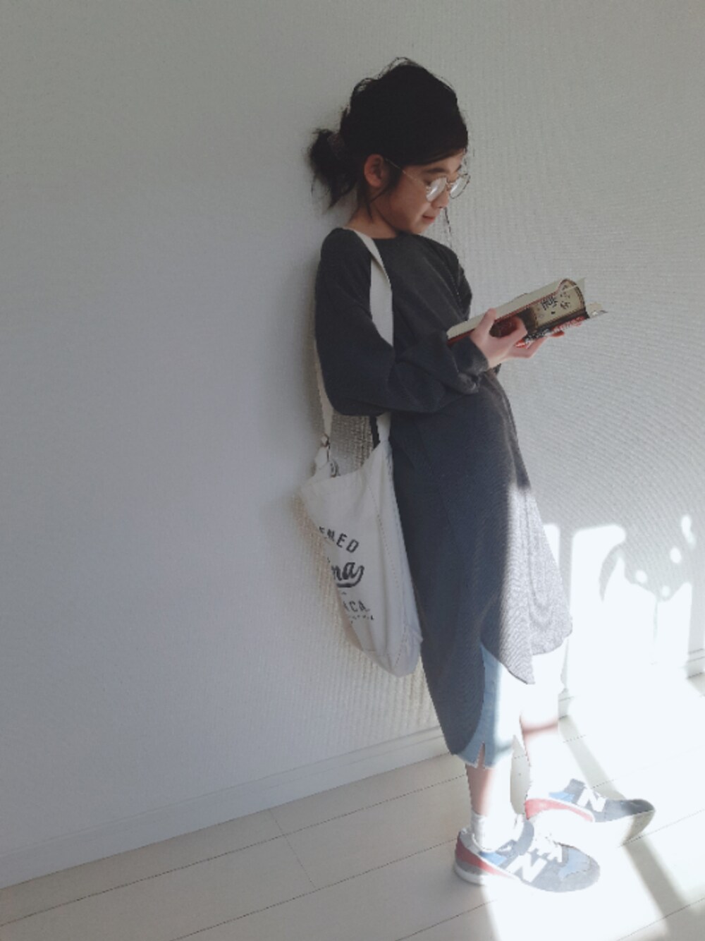 「めがね、ワンピース、ロングワンピース、ニューバランス、スニーカー、お団子ヘアー、シンプル、春コーデ、休日スタイル、ゆったりコーデ」｜「RiCO SUCREのアイテム（ワンピース、グレー系）」を使った、nemoさん（キッズ・135cm）の春コーディネートの1枚目の写真