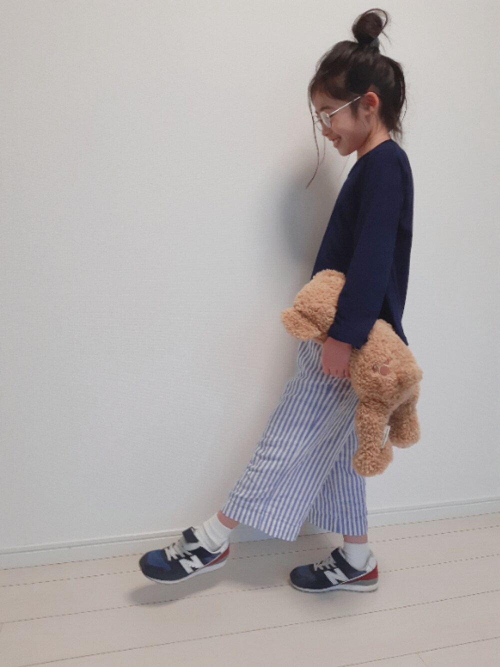 「ニューバランス、ロンT、お団子ヘアー、スニーカー、部屋着、めがね、ワイドパンツ、リラックススタイル、春コーデ、くまさん」｜「allolun.のAライン長袖Tシャツ（Tシャツ/カットソー、ブルー系）」を使った、nemoさん（キッズ・135cm）の春コーディネートの1枚目の写真