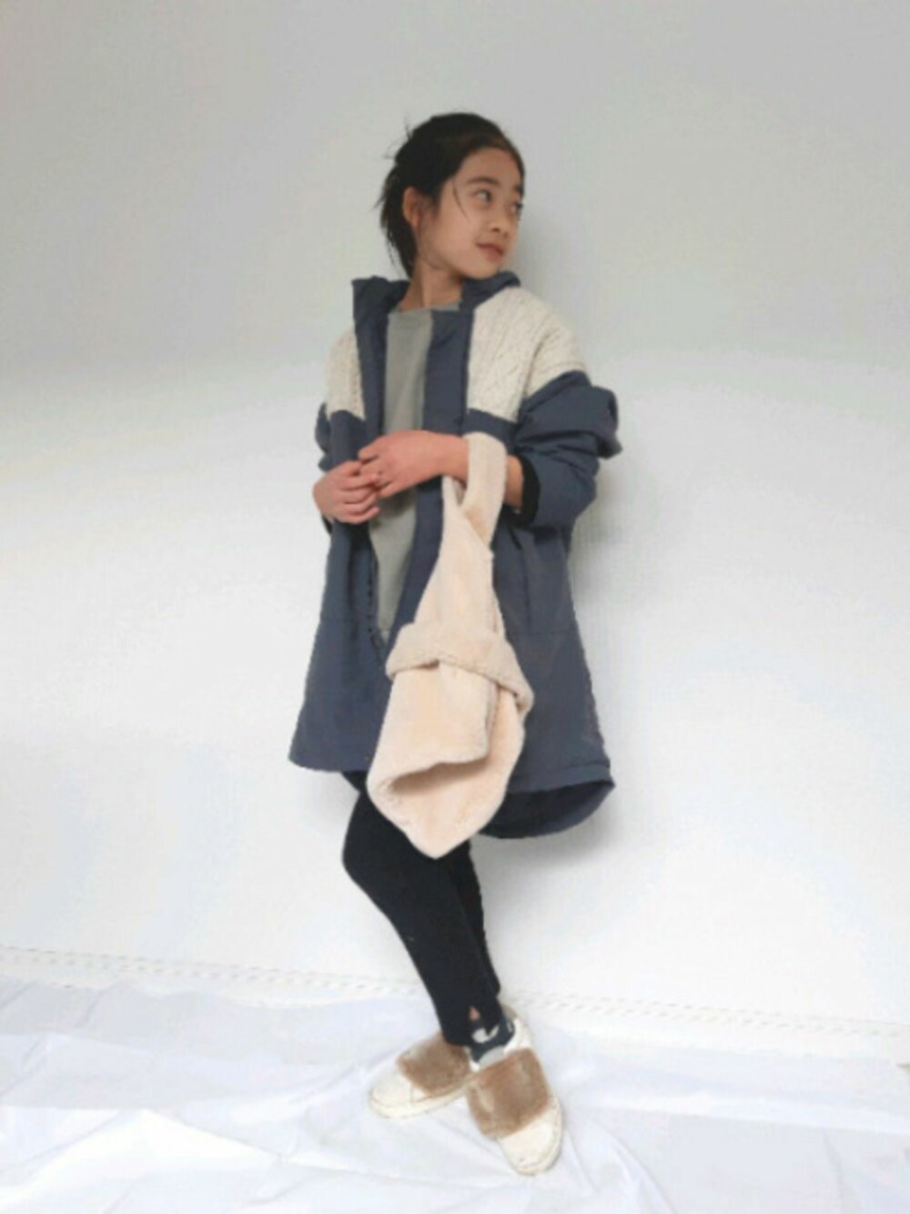 「ロングコート、ファーバッグ、ファー小物、リブレギンス、おんなのこ、キッズコーデ、シンプルコーデ、スニーカーコーデ、おだんごヘアー」｜「PAPAPAPARKの/2WAYボアスニーカー（スニーカー、ホワイト系）」を使った、nemoさん（キッズ・135cm）の冬コーディネートの1枚目の写真