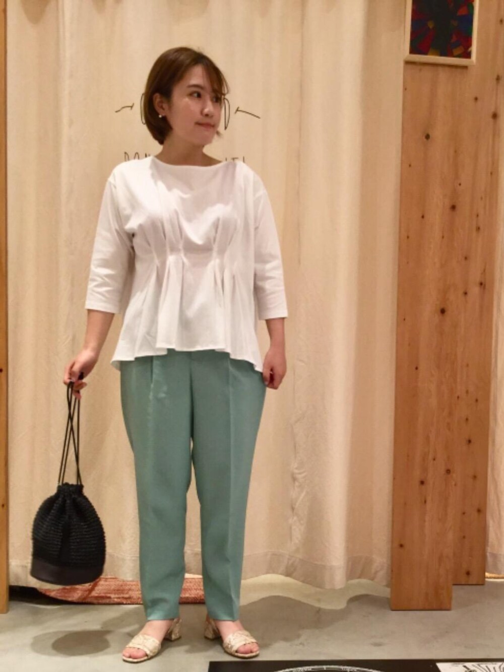 その他のサンダル、ホワイト系のTシャツ/カットソー、グリーン系のその他パンツを着用したレディースの春コーディネートの1枚目の写真