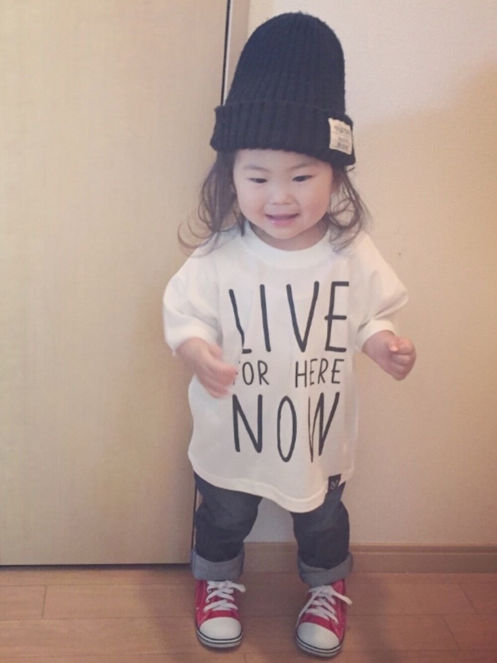 「ビッグT、ビッグシルエット、Tシャツ、デニム、ニット帽、ボーイッシュ、コンバース、キッズコーデ、キッズ、シンプル」｜「3can4onのアイテム（Tシャツ/カットソー、ホワイト系）」を使った、epiさん（キッズ・90cm）の夏コーディネートの1枚目の写真