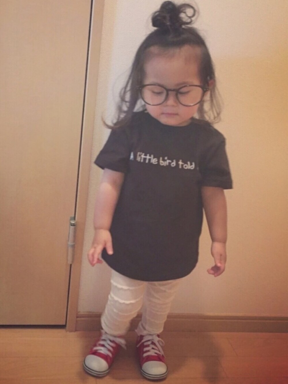 「モノクロ、黒Tシャツ、ロゴT、白、シンプル、黒、コンバース、丸メガネ、ボーイッシュ、kids」｜「Birthdayのアイテム（Tシャツ/カットソー、ブラック系）」を使った、epiさん（キッズ・90cm）の夏コーディネートの1枚目の写真