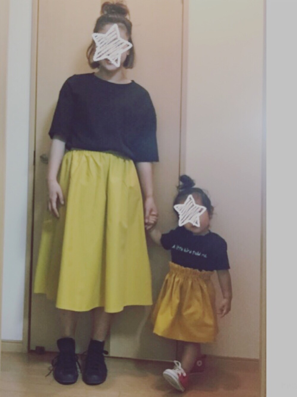 「イエロー、イエロー×ブラック、ブラック、プチプラコーデ、シンプル、親子コーデ、カジュアル、おそろいコーデ、コンバース、キッズコーデ」｜「GUのアイテム（Tシャツ/カットソー、ブラック系）」を使った、epiさん（レディース・155cm）の夏コーディネートの1枚目の写真