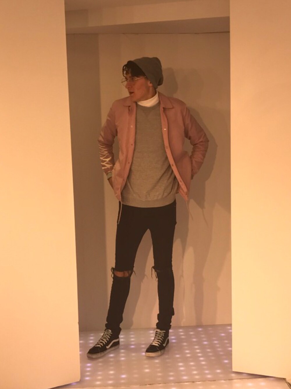 「VANS、NYC、streetstyle、winter、cold、asos、streetfashion、sneakers、ootd、casual」｜「VANSのVans Classic Sk8-Hi Men‘s Sneaker（スニーカー、ブラック系）」を使った、michaelさん（メンズ・198cm）の冬コーディネートの1枚目の写真