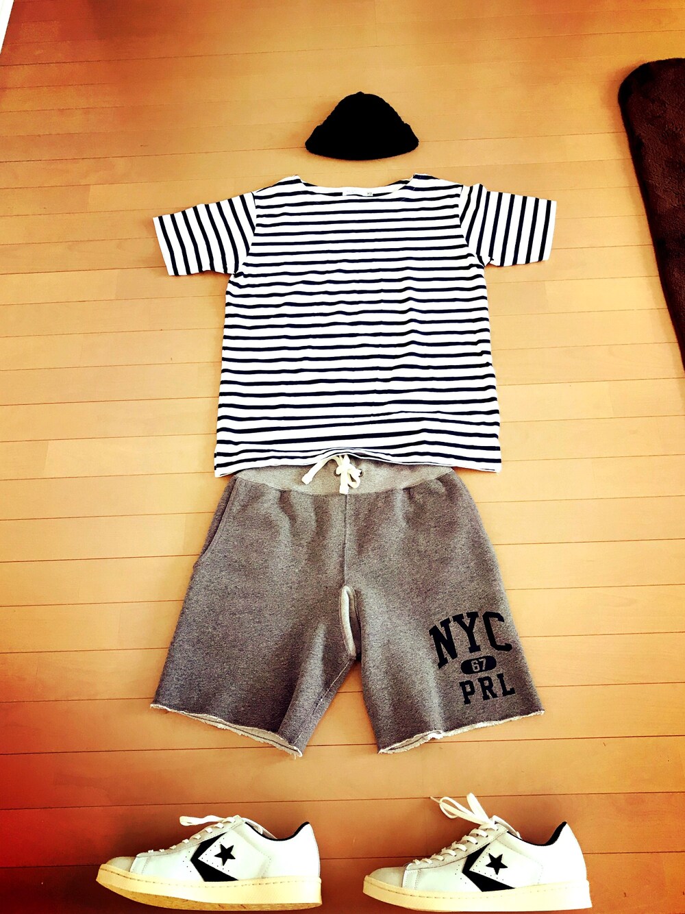 ホワイト系のTシャツ/カットソー、グレー系のパンツ、ホワイト系のスニーカーを着用したメンズの春コーディネートの1枚目の写真