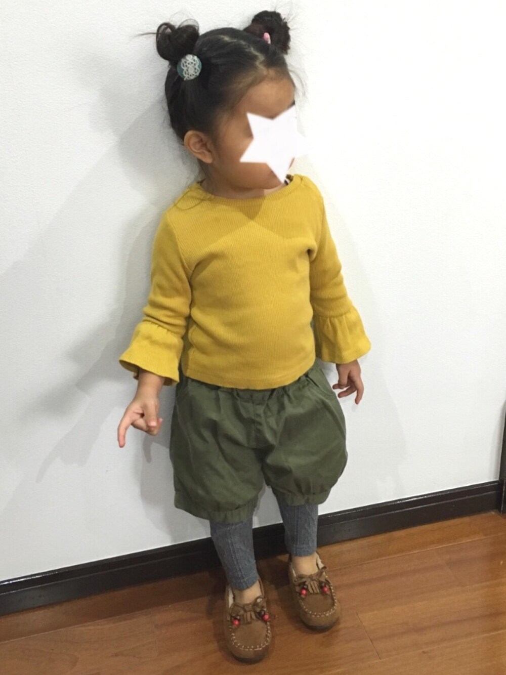 「カジュアルコーデ、女の子、秋冬、女の子コーデ、おだんごヘアー、キッズ」｜「petit mainの袖口フレアテレコ長袖Tシャツ（Tシャツ/カットソー、イエロー系）」を使った、☺︎tiiina☺︎さん（キッズ・90cm）の秋コーディネートの1枚目の写真