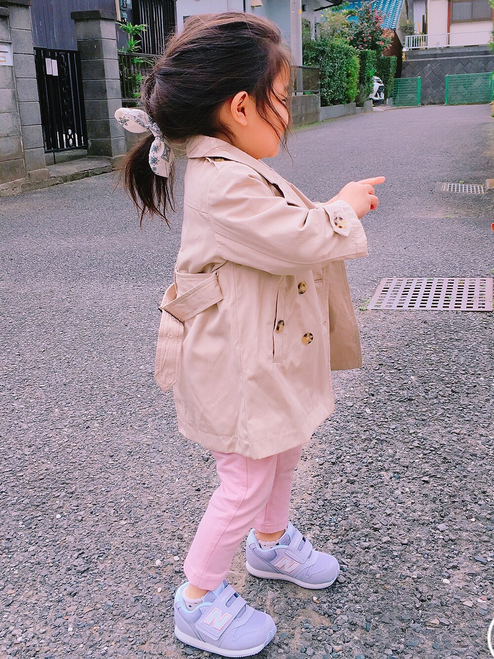 「女の子、春、キッズコーデ、kids、3歳、トレンチコート、スニーカー」｜「Leeのアイテム（トレンチコート、ベージュ系）」を使った、☺︎tiiina☺︎さん（キッズ・90cm）の春コーディネートの1枚目の写真
