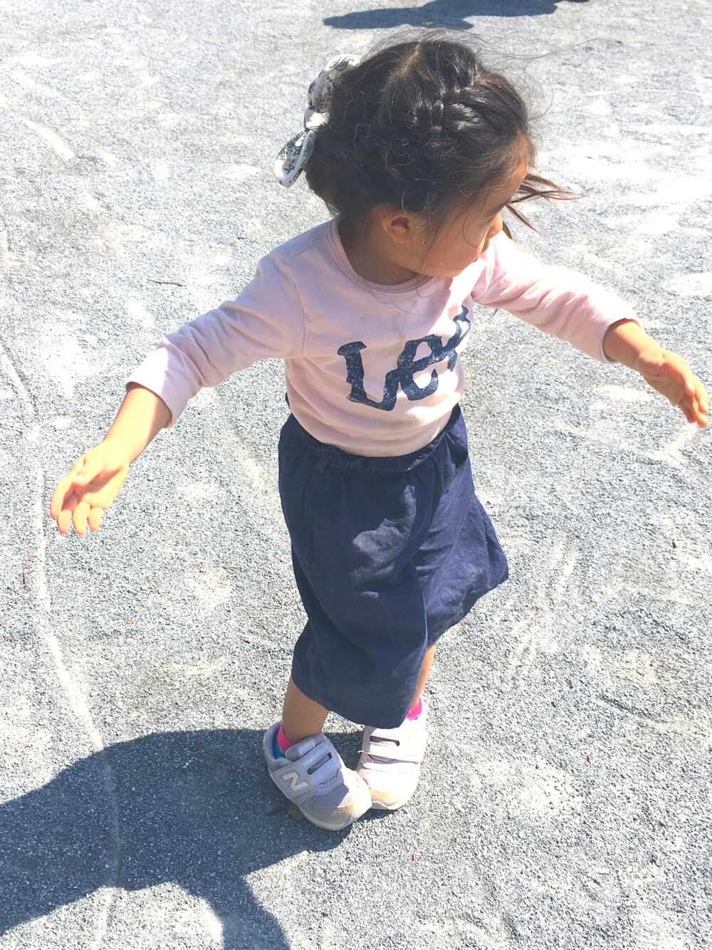 「キッズファッション、カジュアルコーデ、スニーカー、公園、3歳」｜「Leeの【Lee】ロゴ七分袖Tシャツ（Tシャツ/カットソー、ピンク系）」を使った、☺︎tiiina☺︎さん（キッズ・90cm）の春コーディネートの1枚目の写真