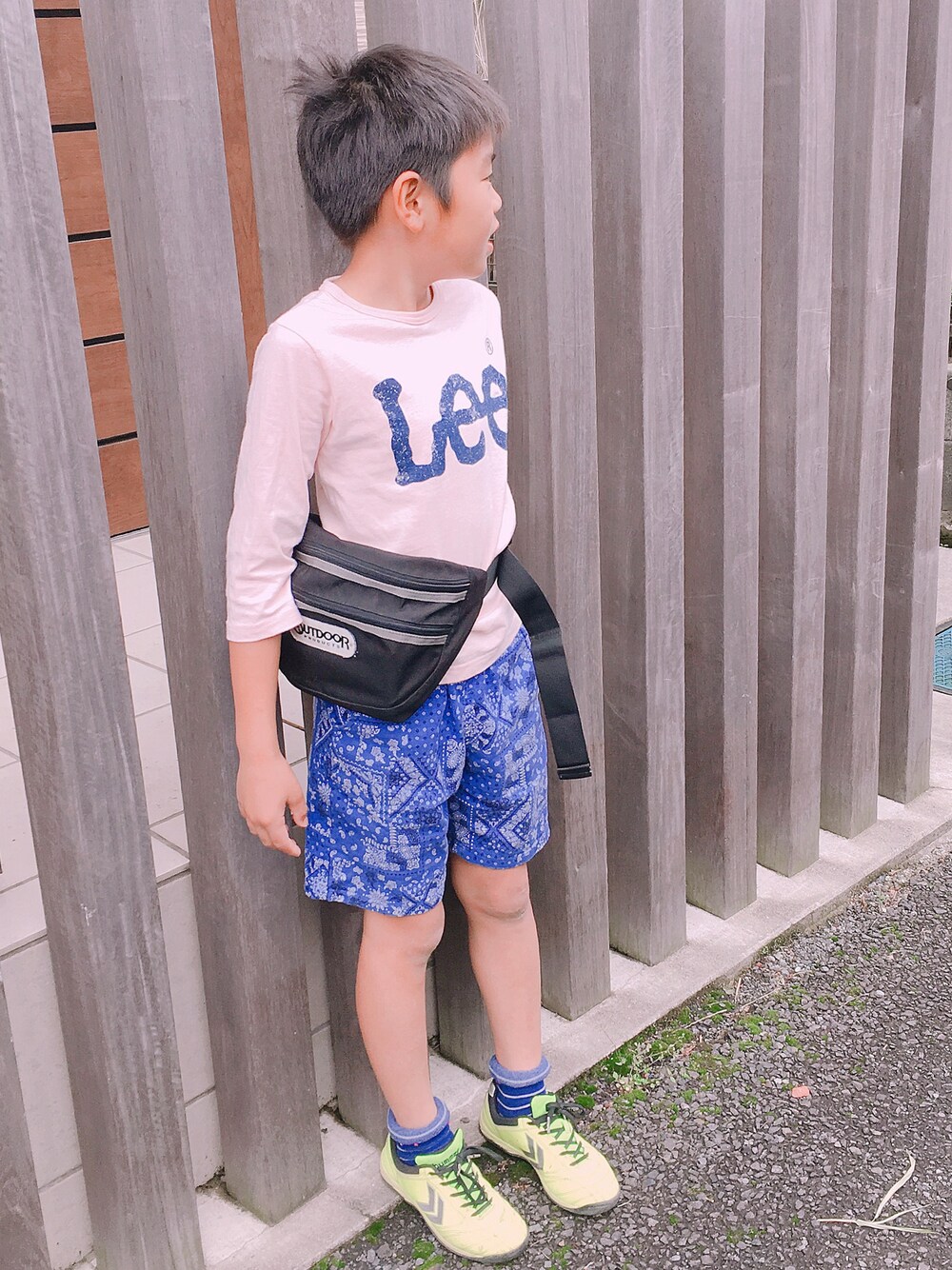 「カジュアルコーデ、ウエストポーチ、小学生、おとこのこ、スポーツミックス、柄パンツ」｜「Leeの【Lee】ロゴ七分袖Tシャツ（Tシャツ/カットソー、ピンク系）」を使った、☺︎tiiina☺︎さん（キッズ・90cm）の春コーディネートの1枚目の写真