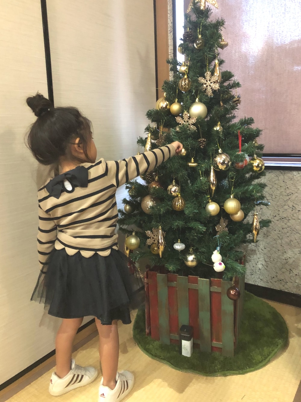 「クリスマス、クリスマスツリー、冬コーデ、チュールスカート、キッズコーデ」｜「devirockのガールズデザインロングTシャツ  カットソー（Tシャツ/カットソー、ベージュ系）」を使った、☺︎tiiina☺︎さん（キッズ・90cm）の秋コーディネートの1枚目の写真