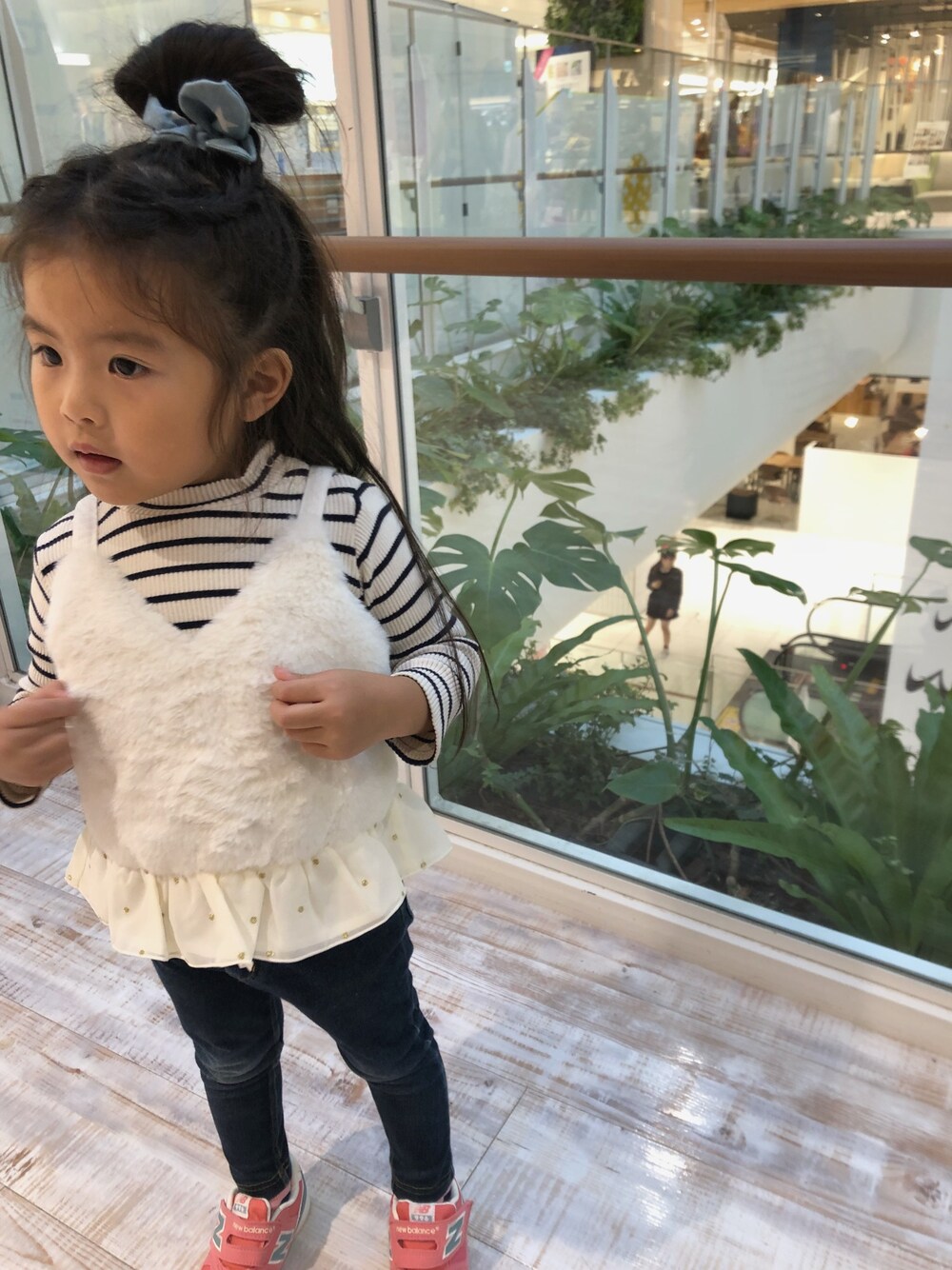 「冬コーデ、おんなのこ、デニム、ボア、スニーカー」｜「BRANSHESのフェイクファーキャミソール（キャミソール、ホワイト系）」を使った、☺︎tiiina☺︎さん（キッズ・90cm）の冬コーディネートの1枚目の写真