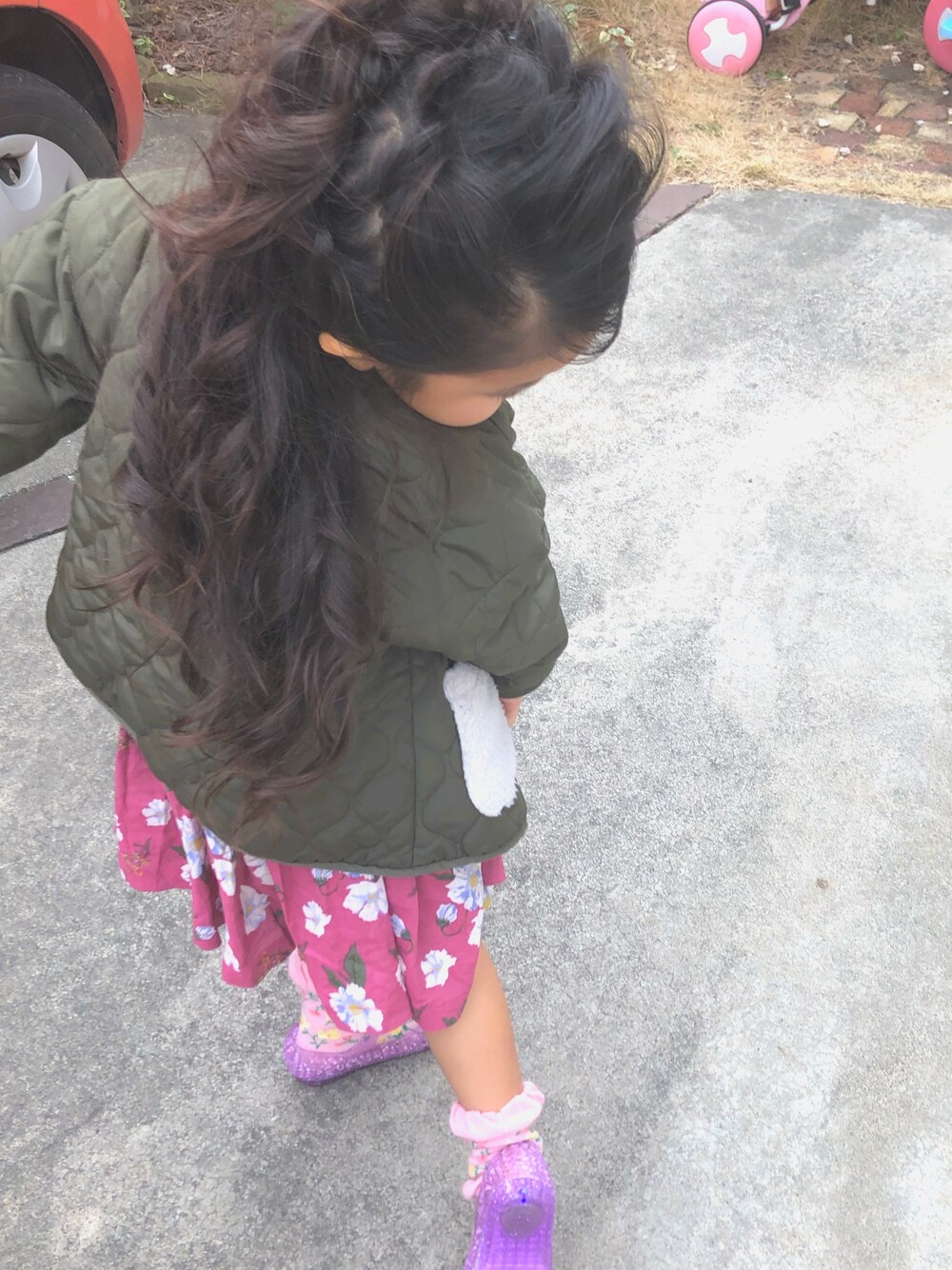 「春コーデ、女の子コーデ、4歳、Branshes、花柄スカート」｜「BRANSHESのウェーブキルトライナージャケット（ブルゾン、グリーン系）」を使った、☺︎tiiina☺︎さん（キッズ・90cm）の春コーディネートの1枚目の写真