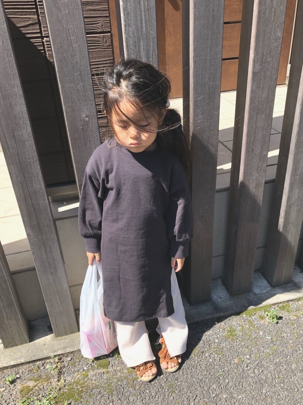 「シンプルコーデ、女の子コーデ、カジュアル、4歳、Branshes」｜「BRANSHESのロングスリットワンピース（ワンピース、ブラック系）」を使った、☺︎tiiina☺︎さん（キッズ・90cm）の春コーディネートの1枚目の写真