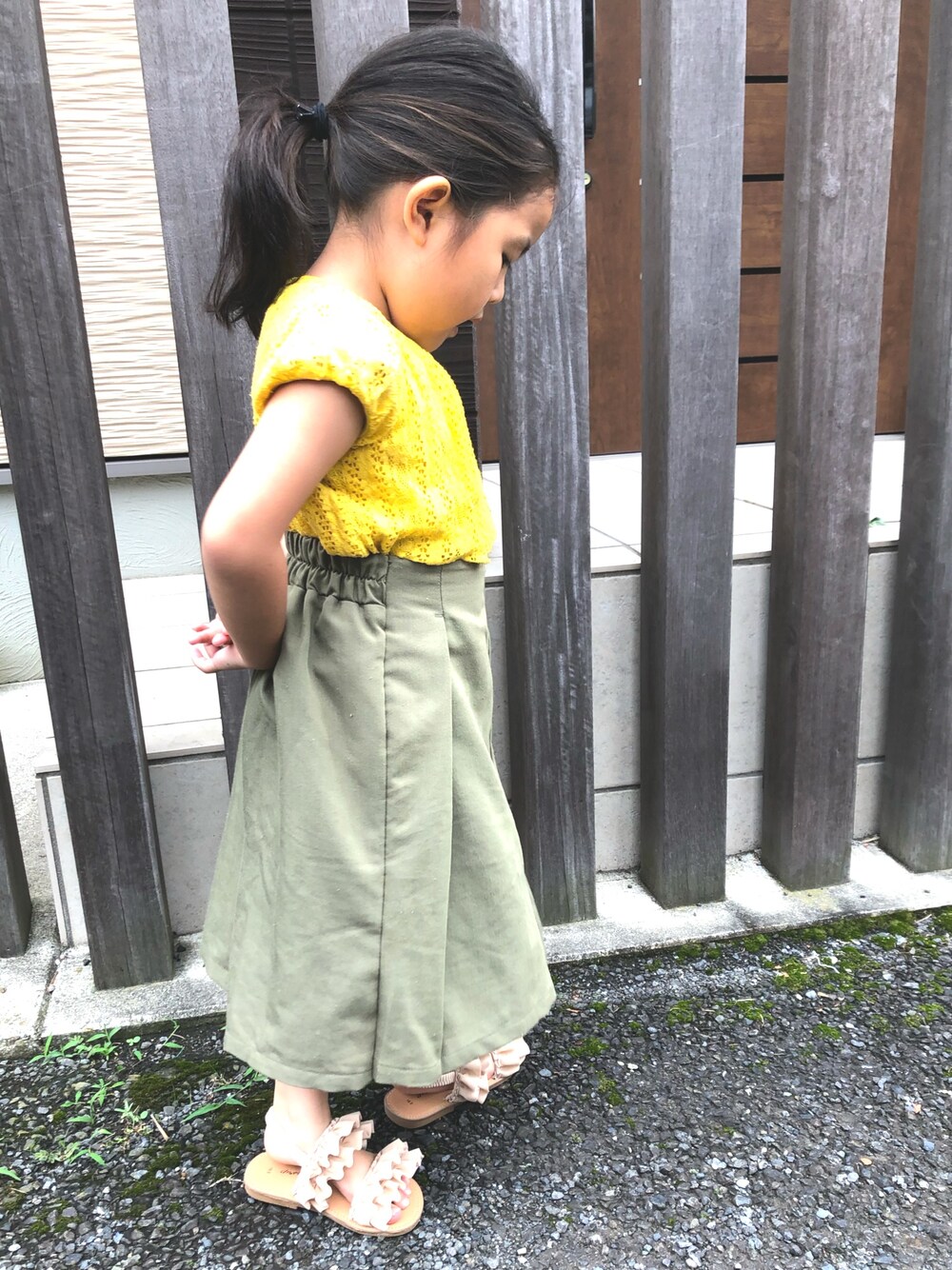 「カジュアルコーデ、プチプラコーデ、女の子コーデ、サンダル」｜「BRANSHESのレース半袖Tシャツ（Tシャツ/カットソー、イエロー系）」を使った、☺︎tiiina☺︎さん（キッズ・92cm）の夏コーディネートの1枚目の写真