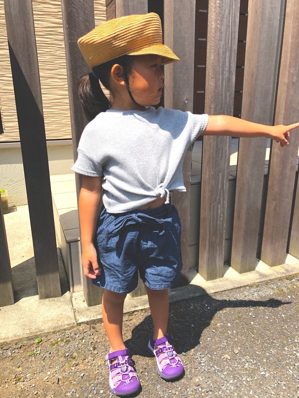 「サンダル、キッズファッション、むぎわら帽子、麦わら帽子、夏コーデ、女の子、キーン(KEEN)」｜「BRANSHESのウエスト結び半袖Tシャツ（Tシャツ/カットソー、グレー系）」を使った、☺︎tiiina☺︎さん（キッズ・100cm）の夏コーディネートの1枚目の写真