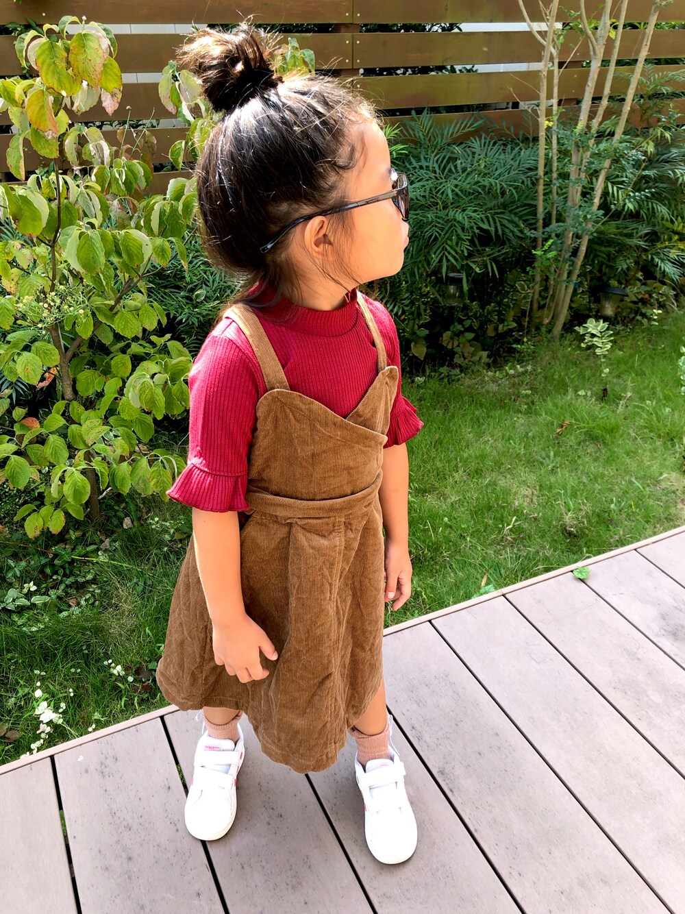 「クラシックメガネコーデ、秋コーデ、キッズファッション、ブラウン、秋色、おんなのこ、4歳女の子、ワンピース」｜「BRANSHESのコーデュロイ2WAYジャンパースカート（ジャンパースカート、ブラウン系）」を使った、☺︎tiiina☺︎さん（キッズ・100cm）の秋コーディネートの1枚目の写真