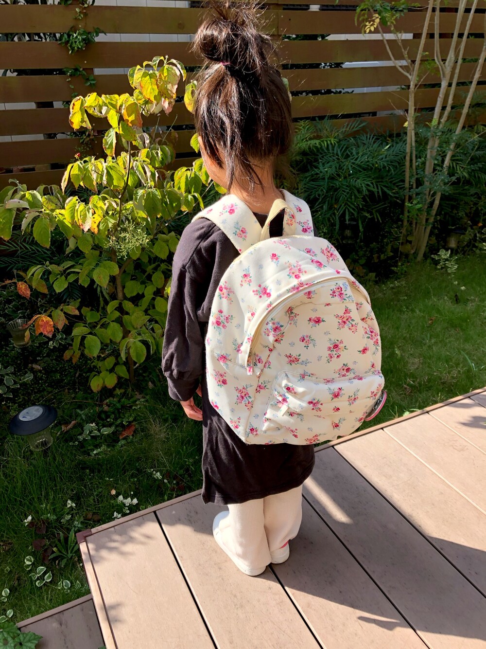 「秋のコーデ、キッズコーデ、おんなのこ、4歳、リュック」｜「BRANSHESの小花柄リュック(M)（バックパック/リュック、ホワイト系）」を使った、☺︎tiiina☺︎さん（キッズ・110cm）の秋コーディネートの1枚目の写真