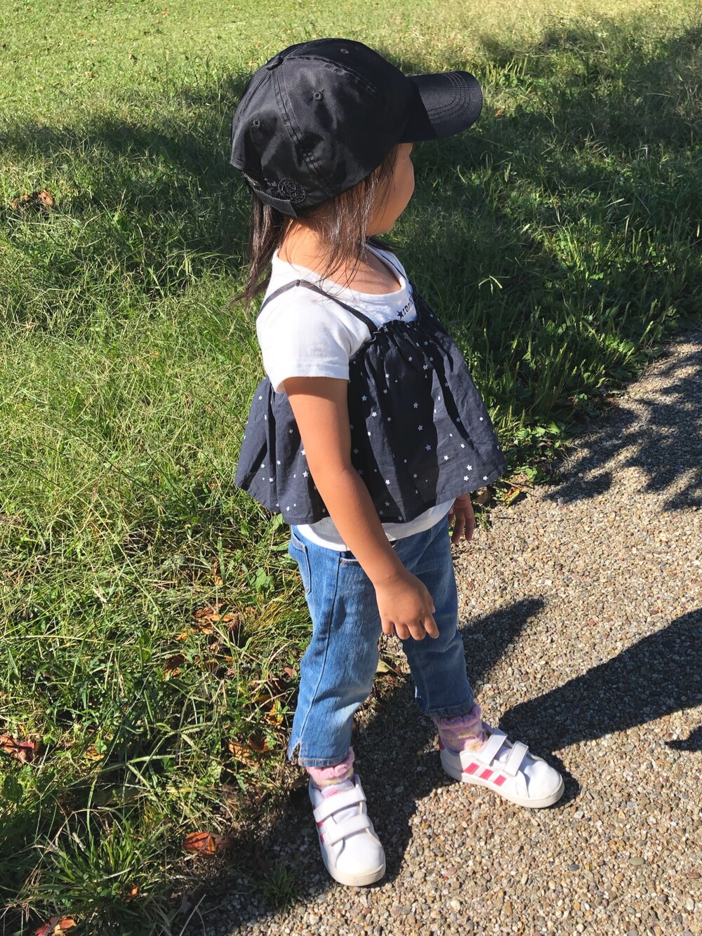「キッズファッション、女の子、公園、スニーカー、converse、キャップ」｜「CONVERSEの【★CONVERSE/コンバース】重ね着風半袖Tシャツ（Tシャツ/カットソー、ホワイト系）」を使った、☺︎tiiina☺︎さん（キッズ・110cm）の秋コーディネートの1枚目の写真
