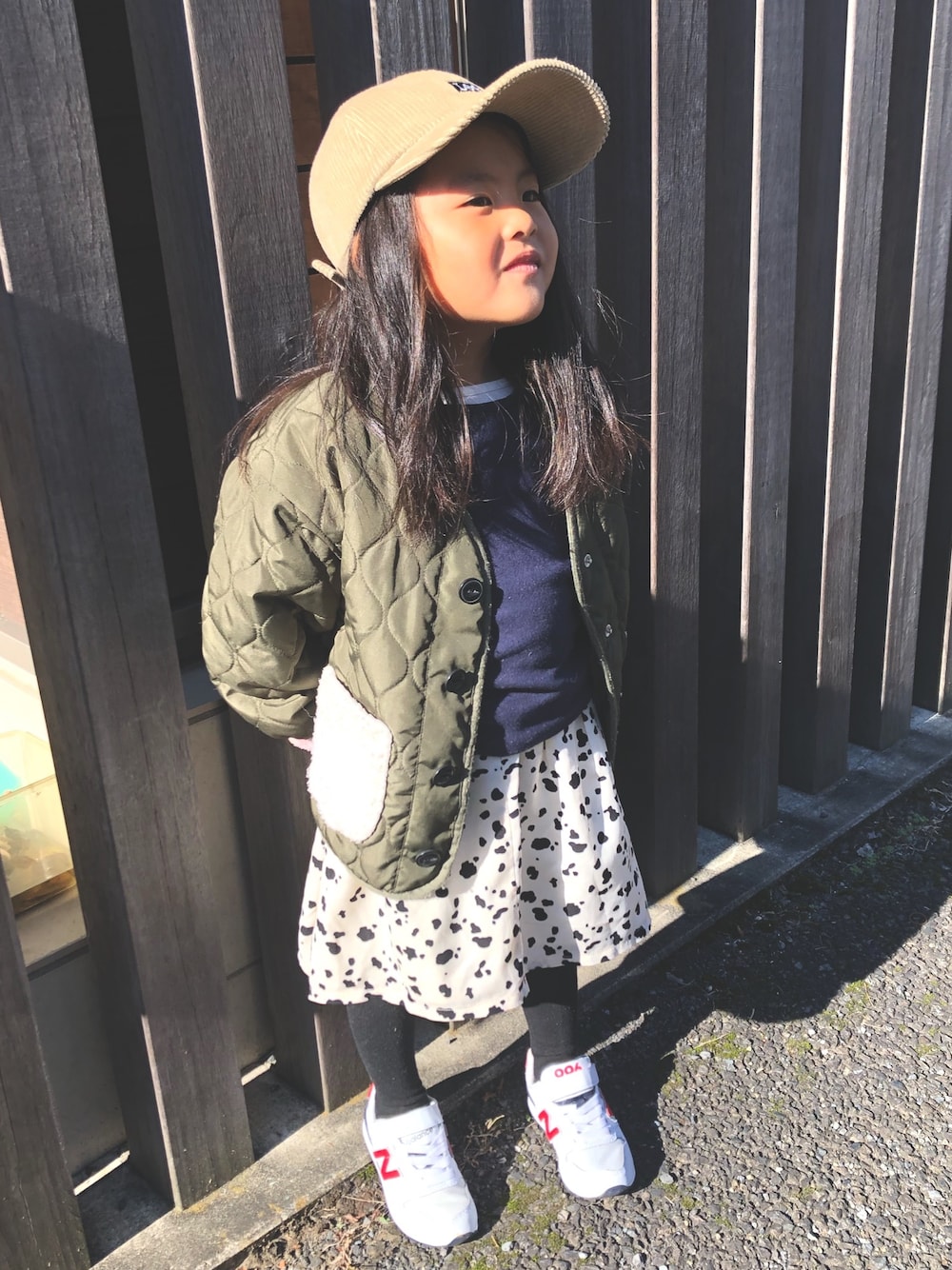 「秋冬コーデ、シンプルコーデ、キッズ、スニーカー、コーデュロイ、スカート、ダルメシアン柄、女の子コーデ、キャップ」｜「BRANSHESのウェーブキルトライナージャケット（ブルゾン、グリーン系）」を使った、☺︎tiiina☺︎さん（キッズ・110cm）の冬コーディネートの1枚目の写真