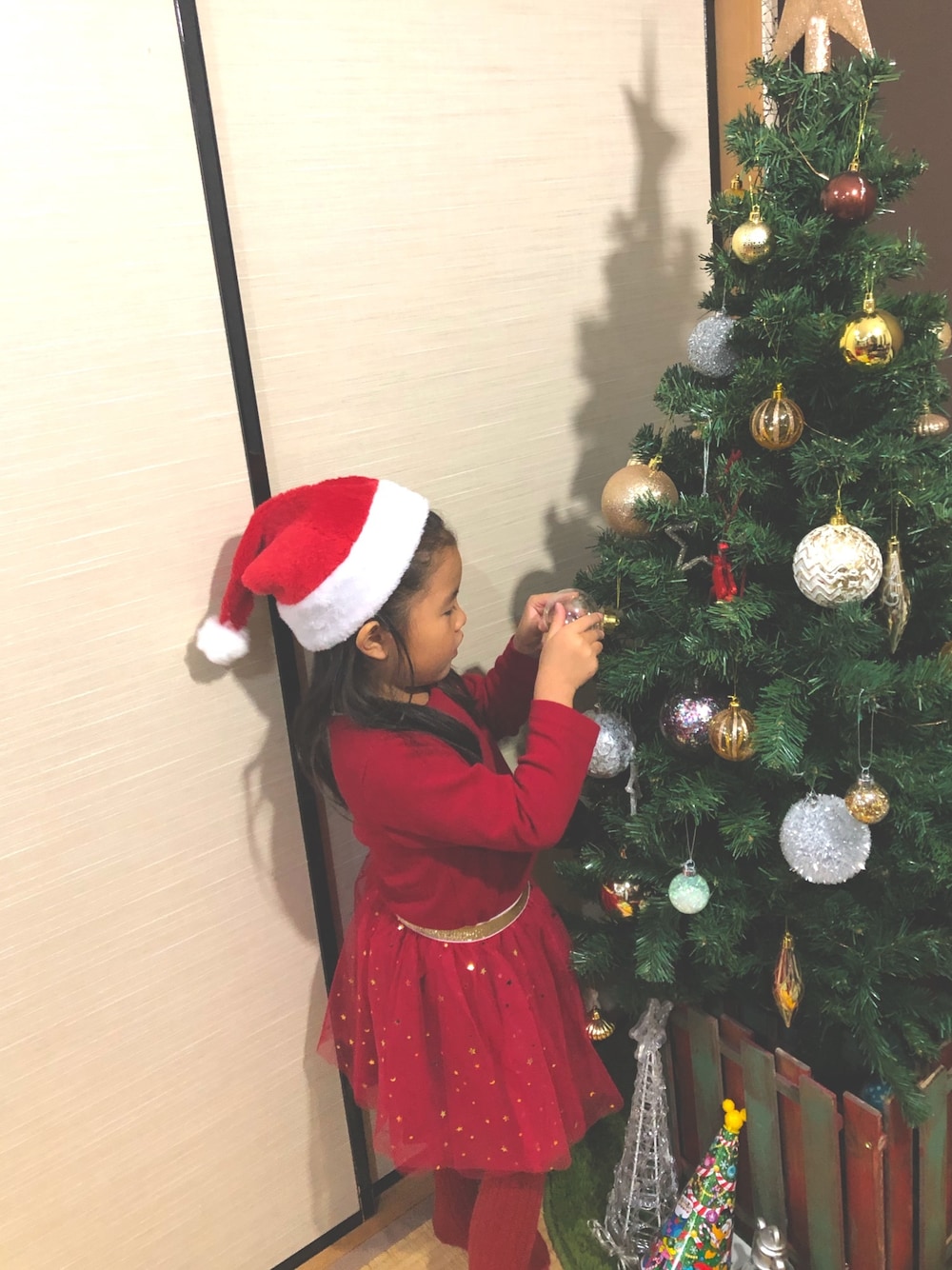 「年末WEAR感謝祭、クリスマスコーデ、女の子コーデ、サンタコス、赤、クリスマスツリー」｜「RADCHAPのデニムポケット長袖Tシャツ（Tシャツ/カットソー、レッド系）」を使った、☺︎tiiina☺︎さん（キッズ・110cm）の冬コーディネートの1枚目の写真